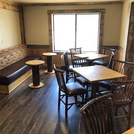 Clubhouse Inn Уест Йелоустоун Екстериор снимка