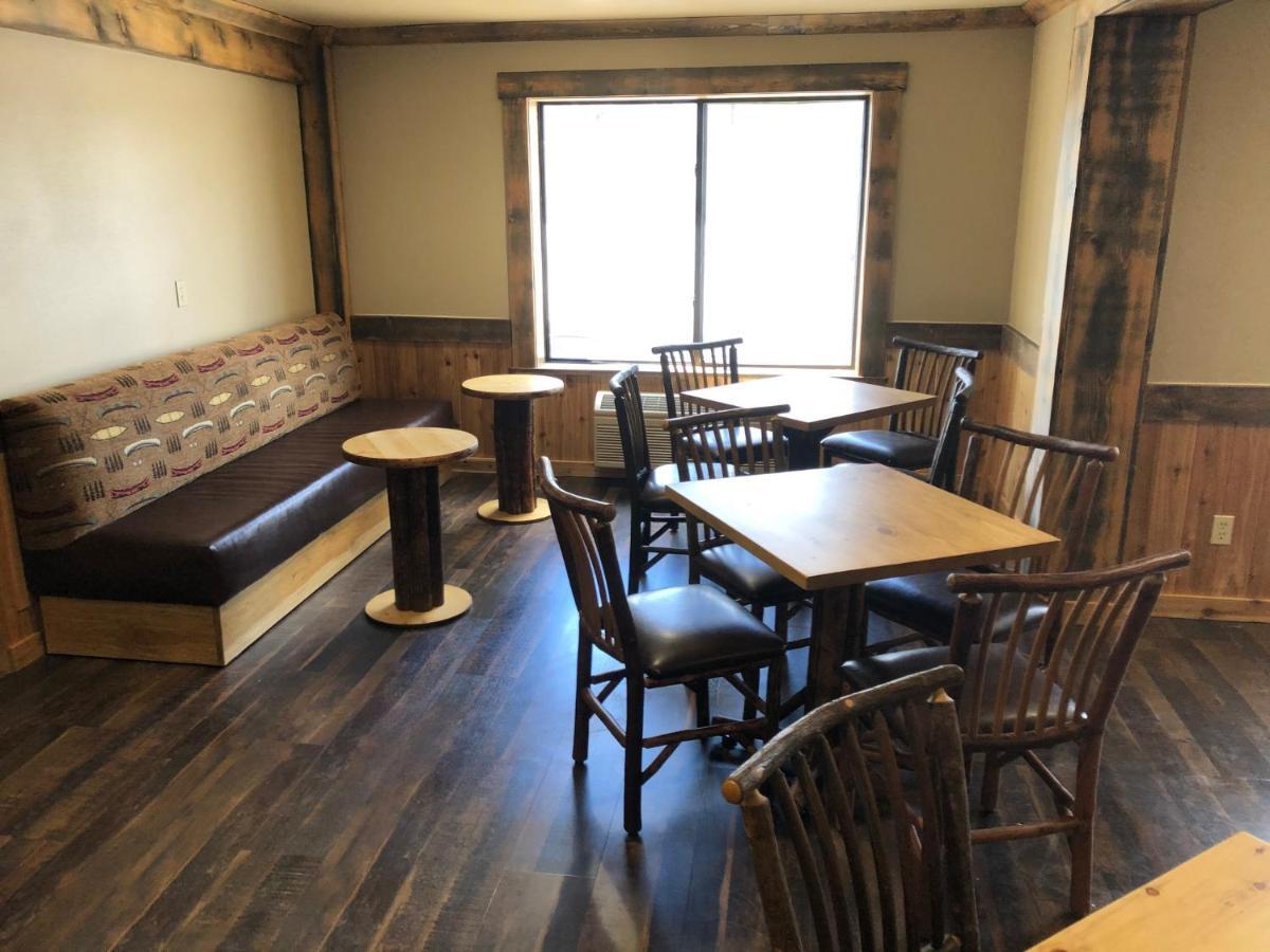 Clubhouse Inn Уест Йелоустоун Екстериор снимка