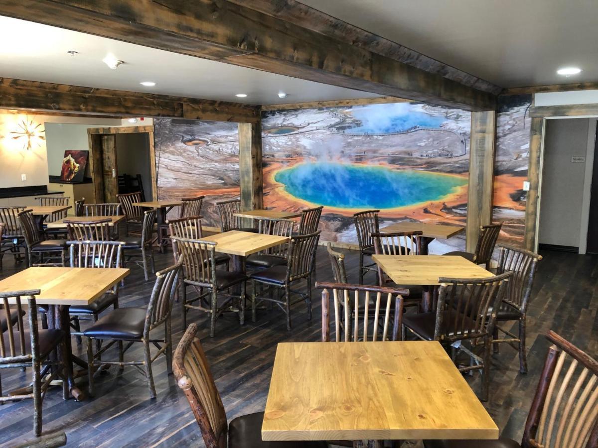 Clubhouse Inn Уест Йелоустоун Екстериор снимка