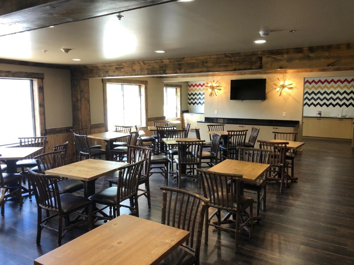 Clubhouse Inn Уест Йелоустоун Екстериор снимка