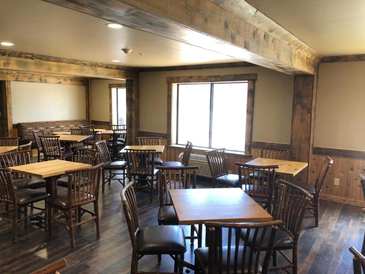 Clubhouse Inn Уест Йелоустоун Екстериор снимка