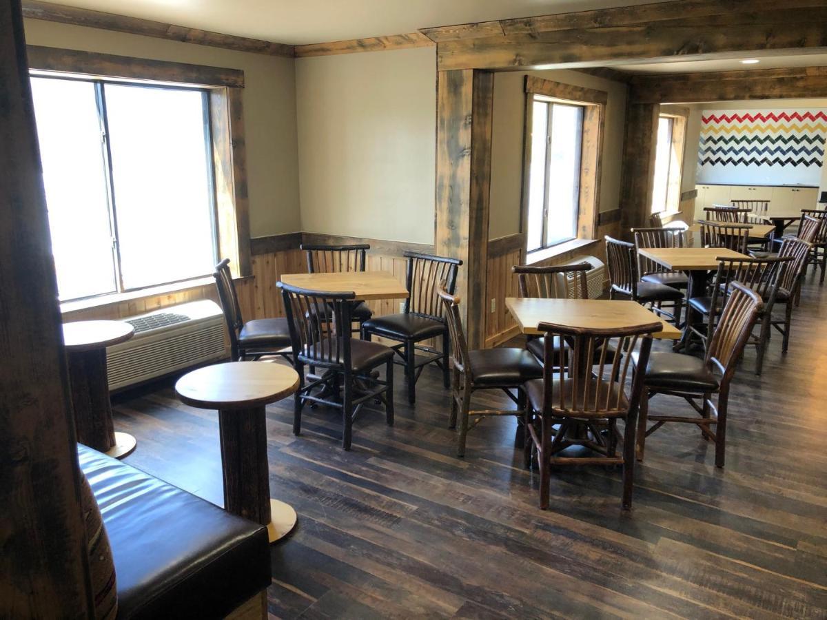 Clubhouse Inn Уест Йелоустоун Екстериор снимка