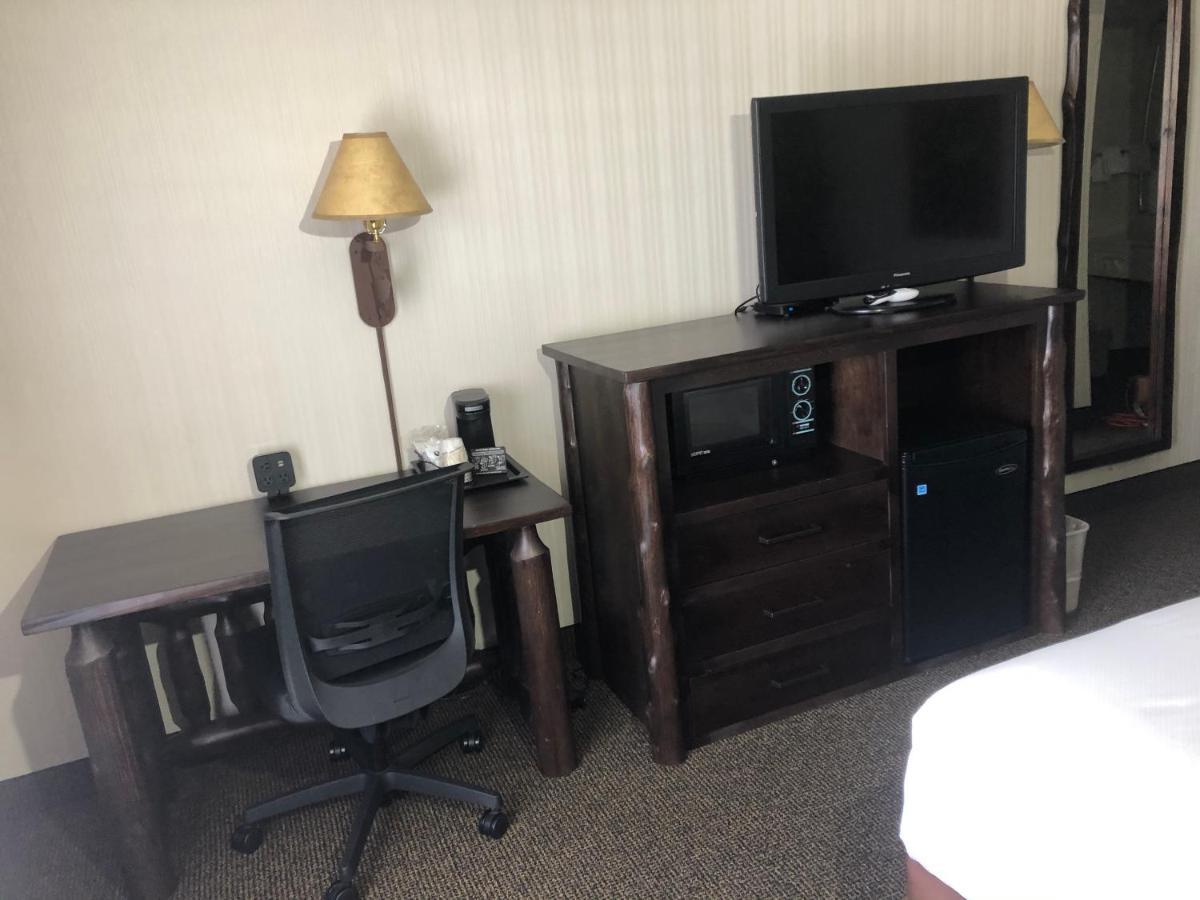 Clubhouse Inn Уест Йелоустоун Екстериор снимка