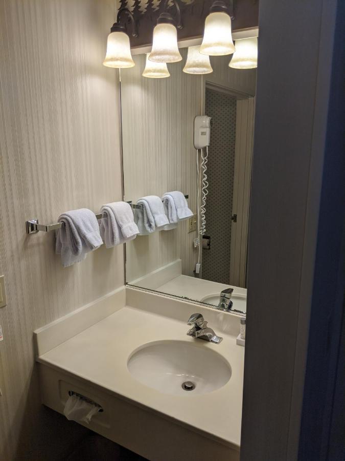 Clubhouse Inn Уест Йелоустоун Екстериор снимка