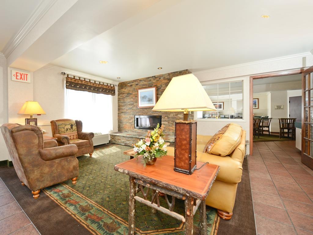 Clubhouse Inn Уест Йелоустоун Екстериор снимка