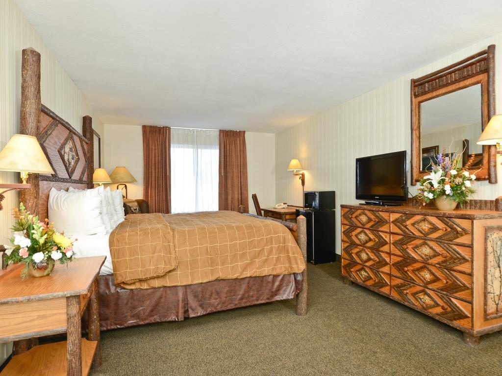 Clubhouse Inn Уест Йелоустоун Екстериор снимка