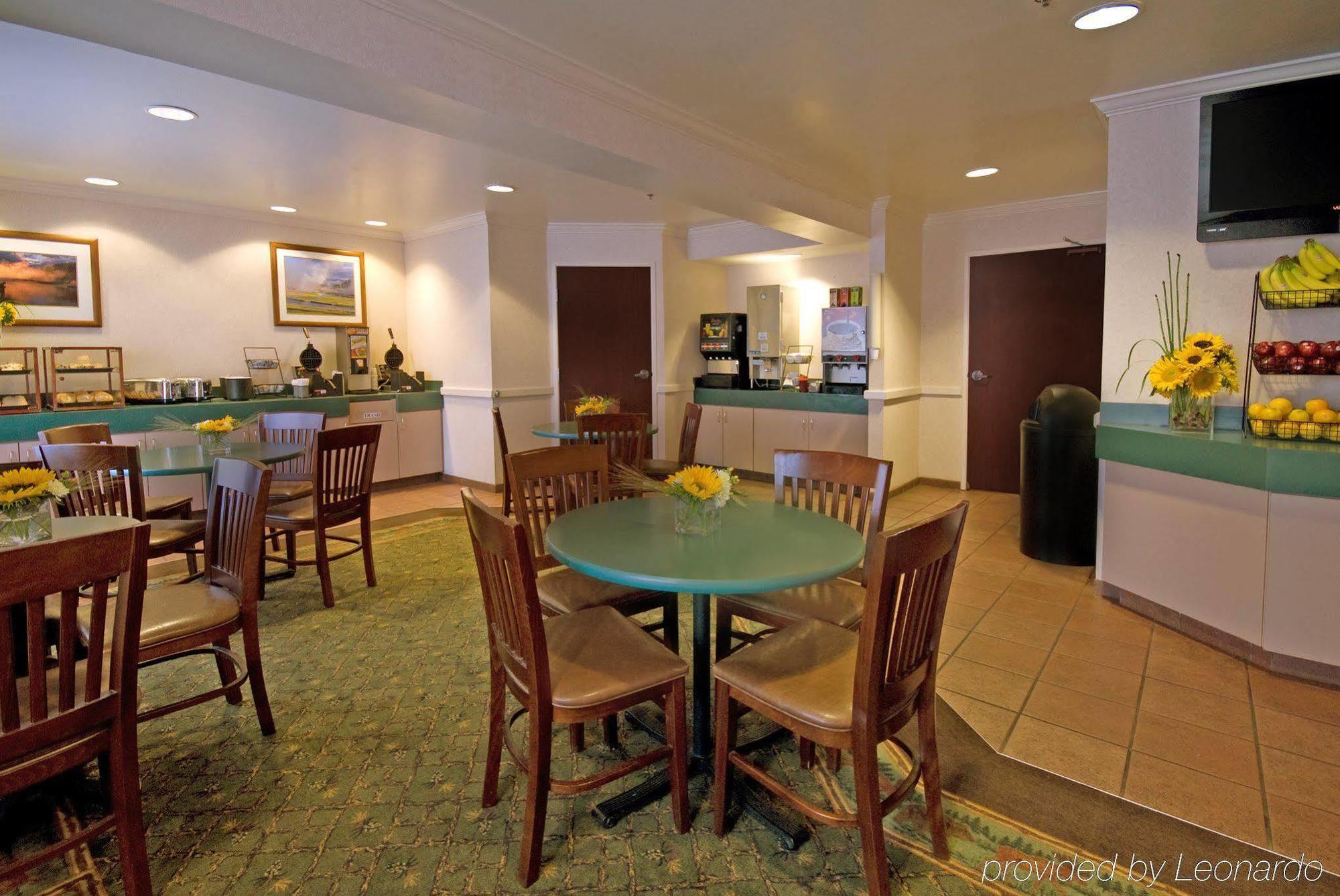 Clubhouse Inn Уест Йелоустоун Ресторант снимка
