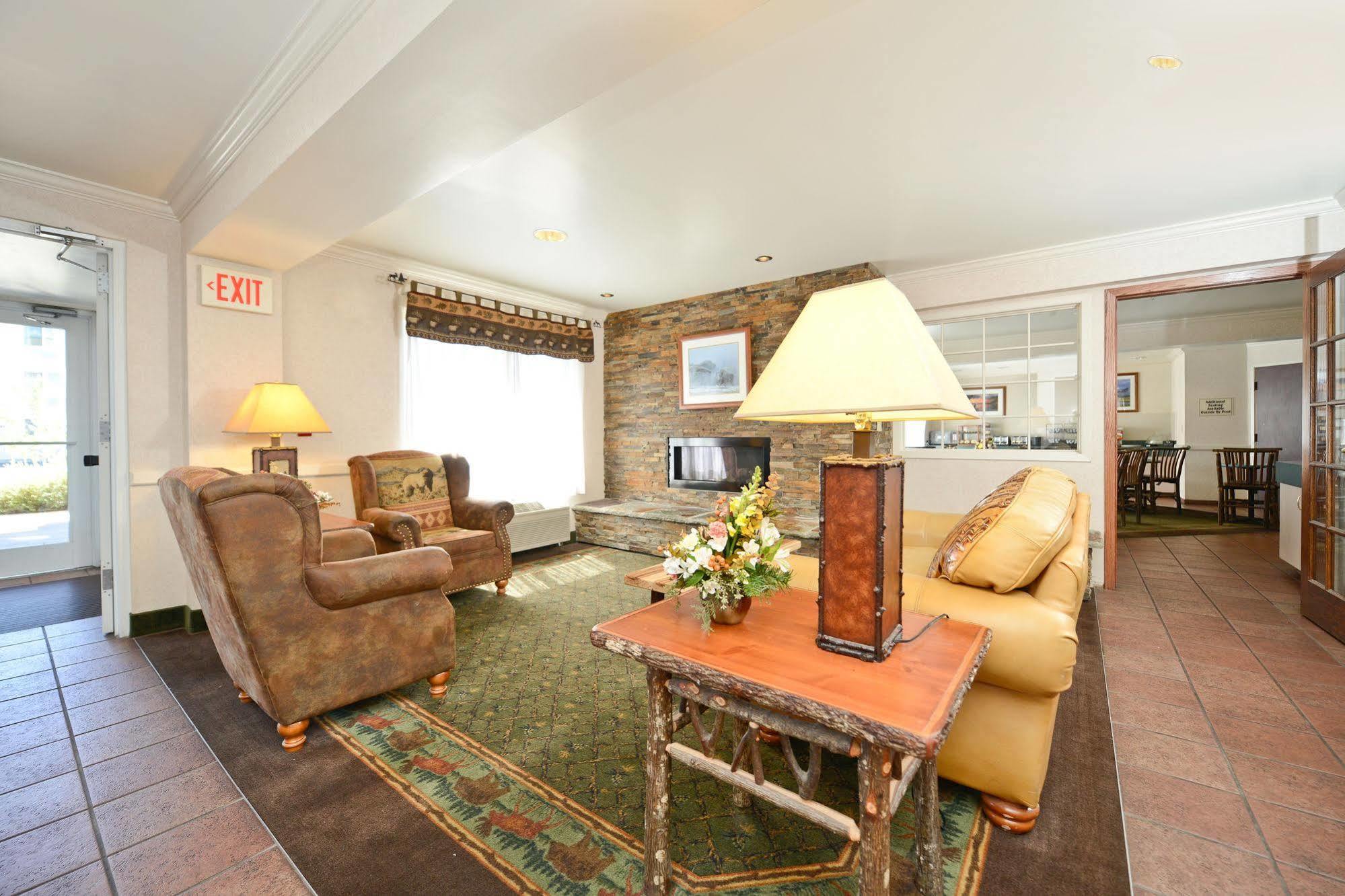 Clubhouse Inn Уест Йелоустоун Екстериор снимка