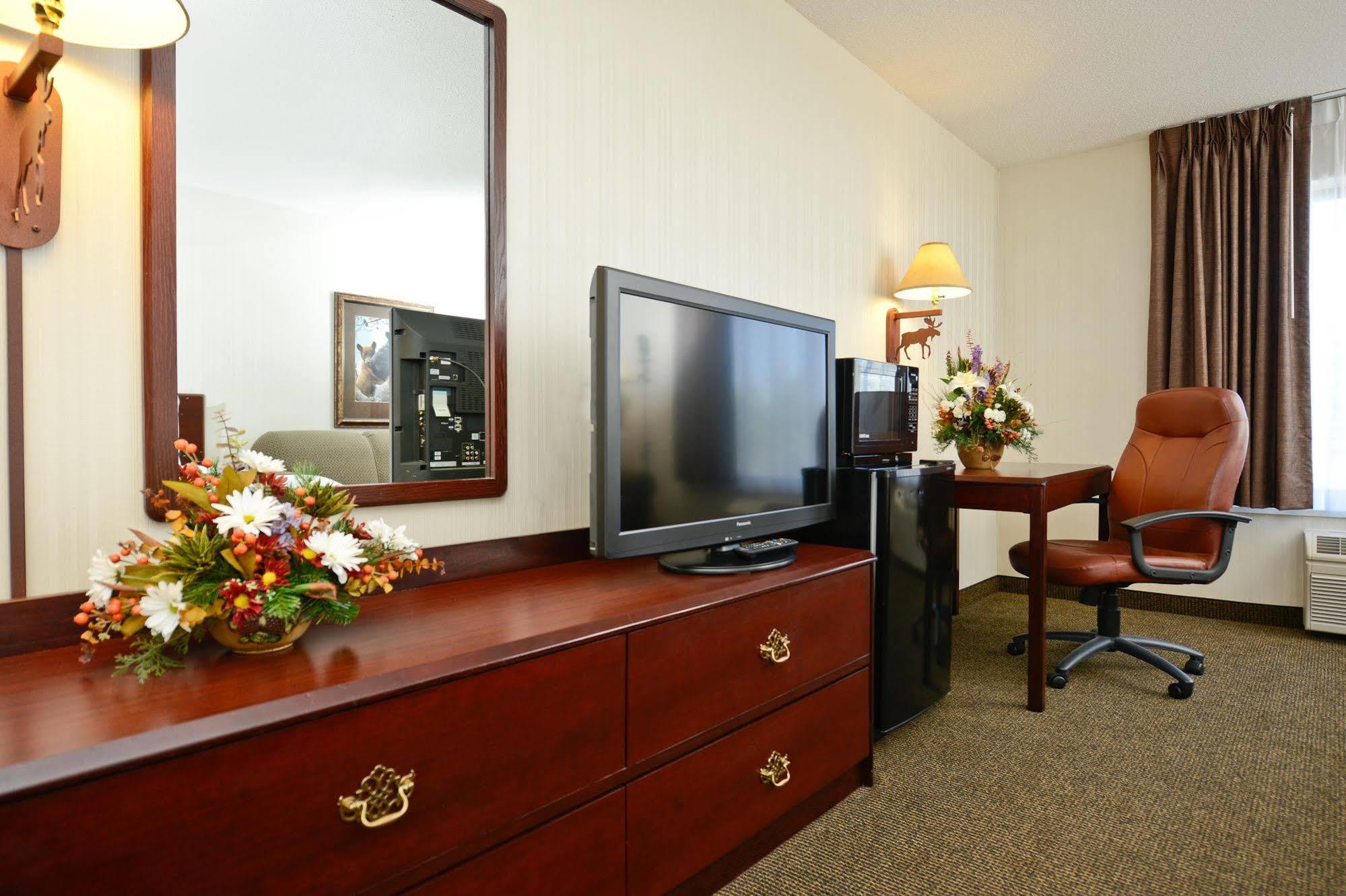 Clubhouse Inn Уест Йелоустоун Екстериор снимка