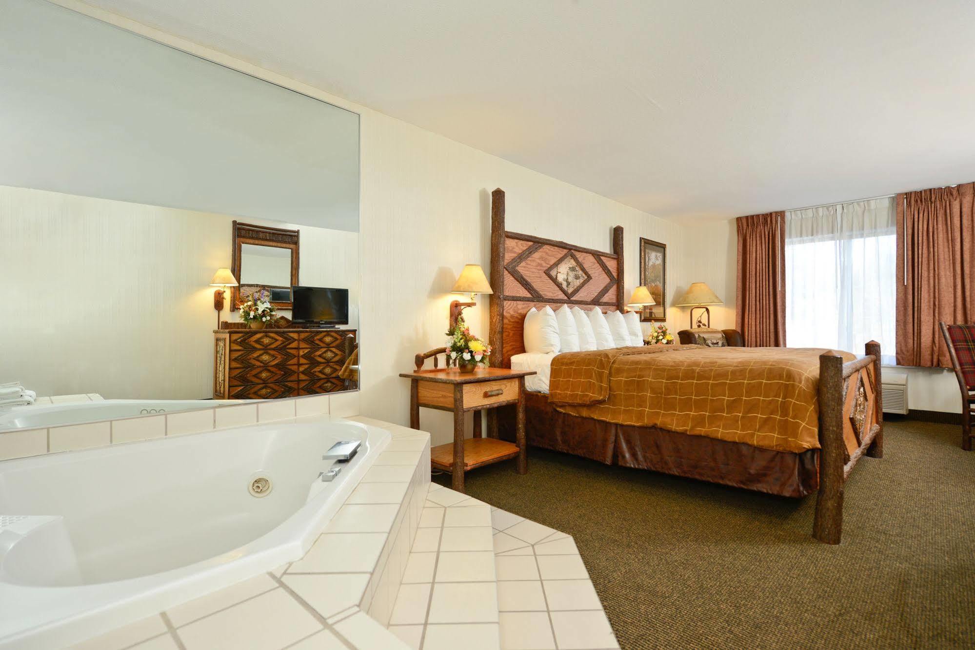 Clubhouse Inn Уест Йелоустоун Екстериор снимка