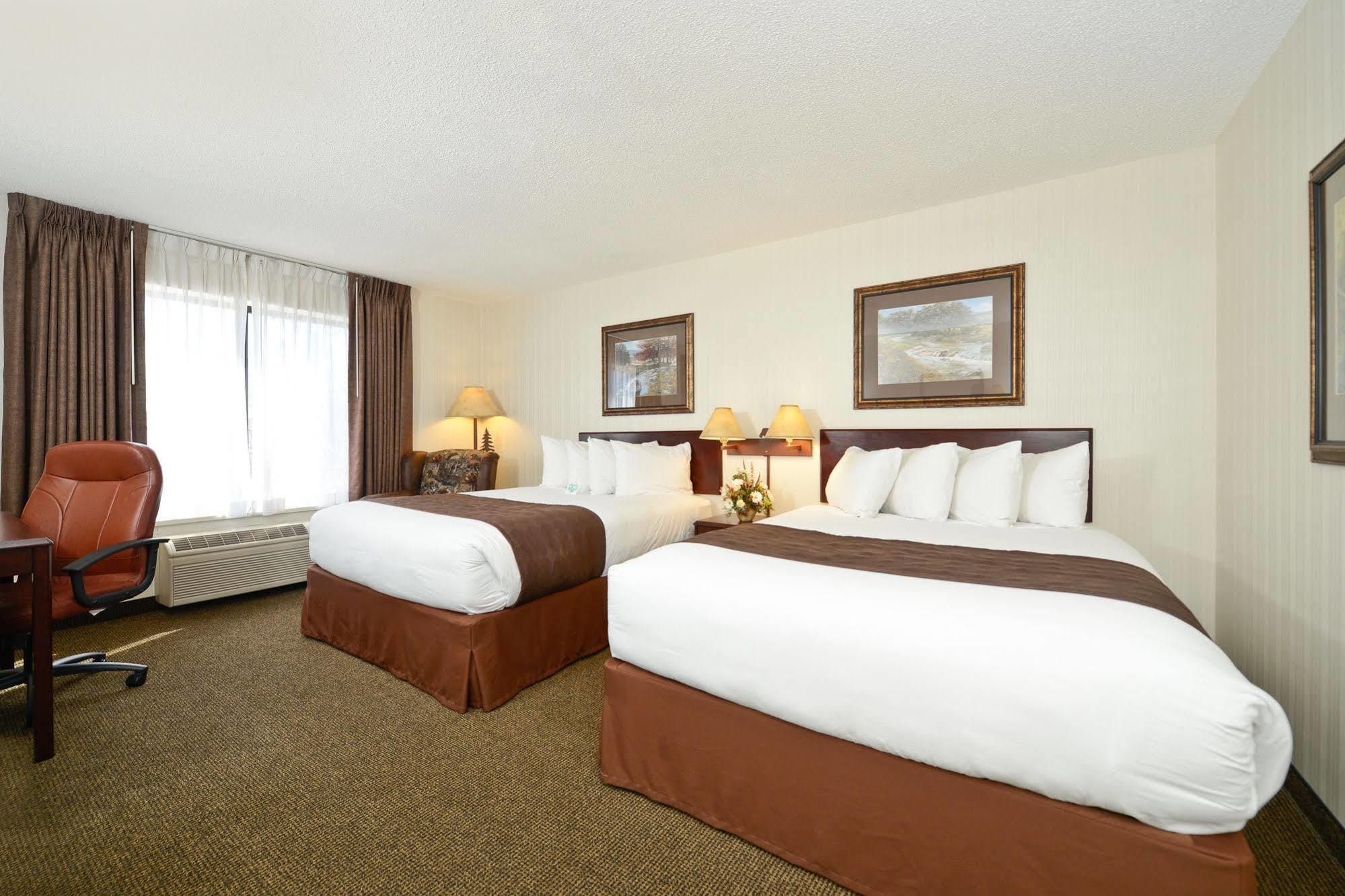 Clubhouse Inn Уест Йелоустоун Екстериор снимка