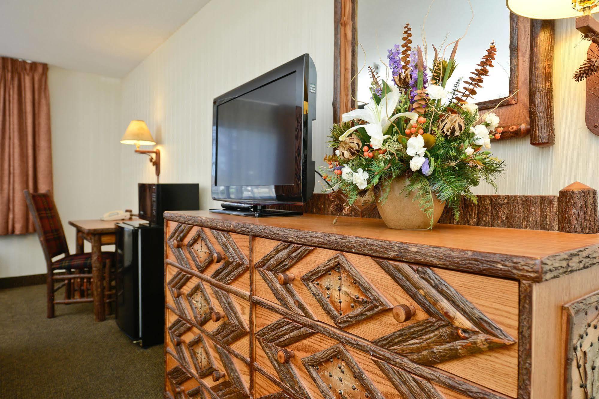 Clubhouse Inn Уест Йелоустоун Екстериор снимка