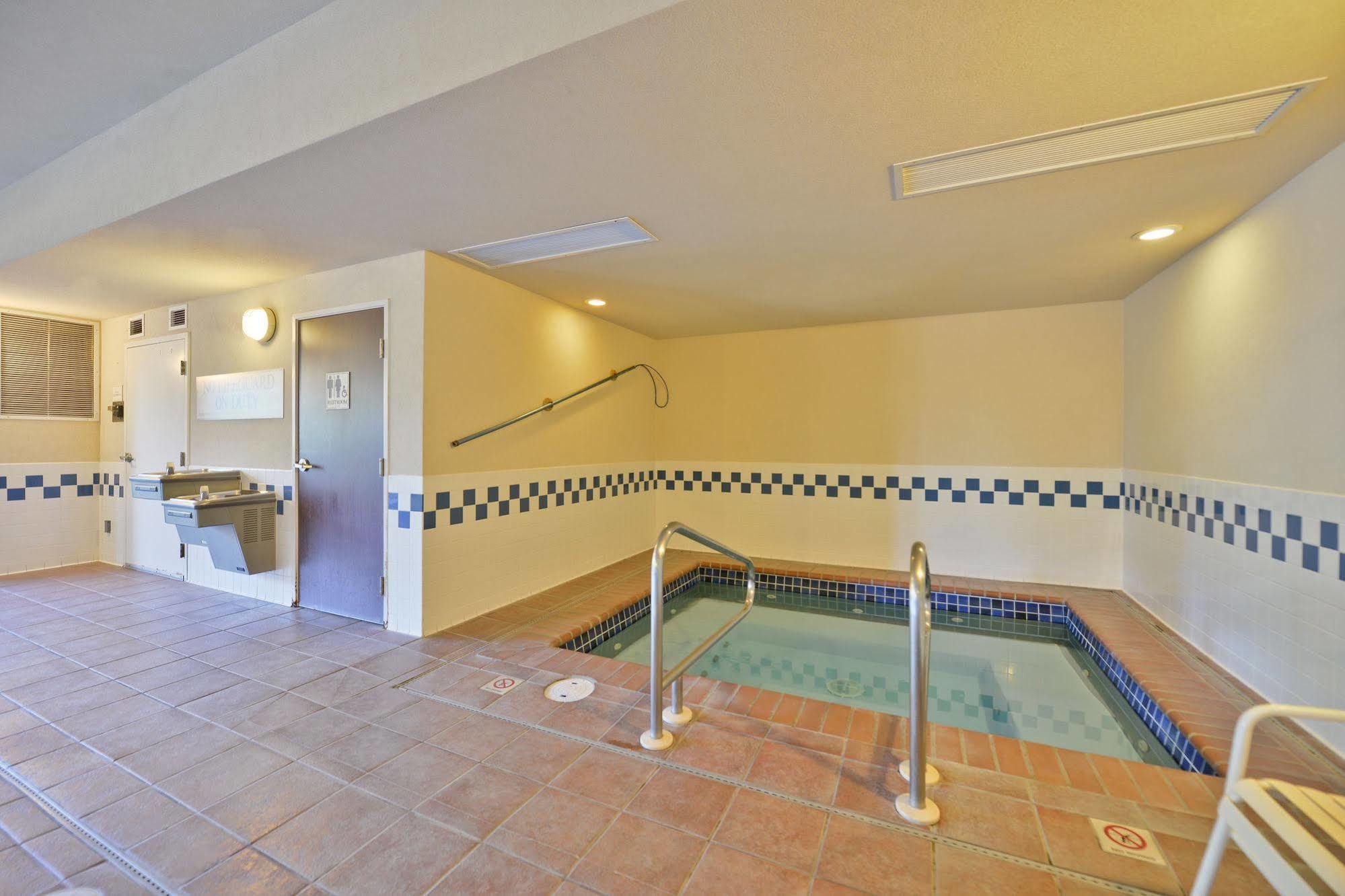 Clubhouse Inn Уест Йелоустоун Екстериор снимка
