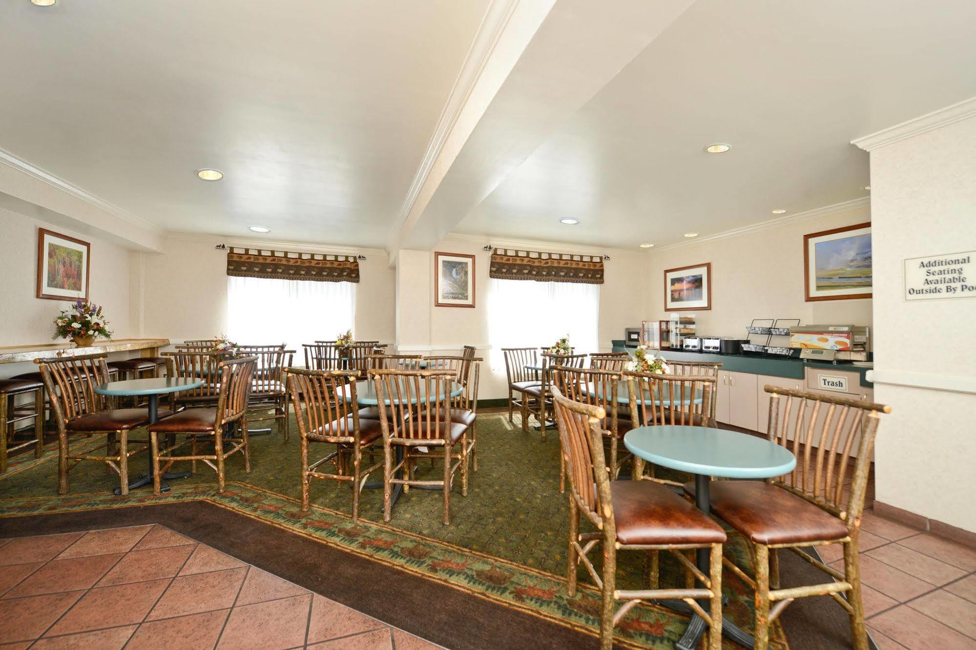 Clubhouse Inn Уест Йелоустоун Екстериор снимка