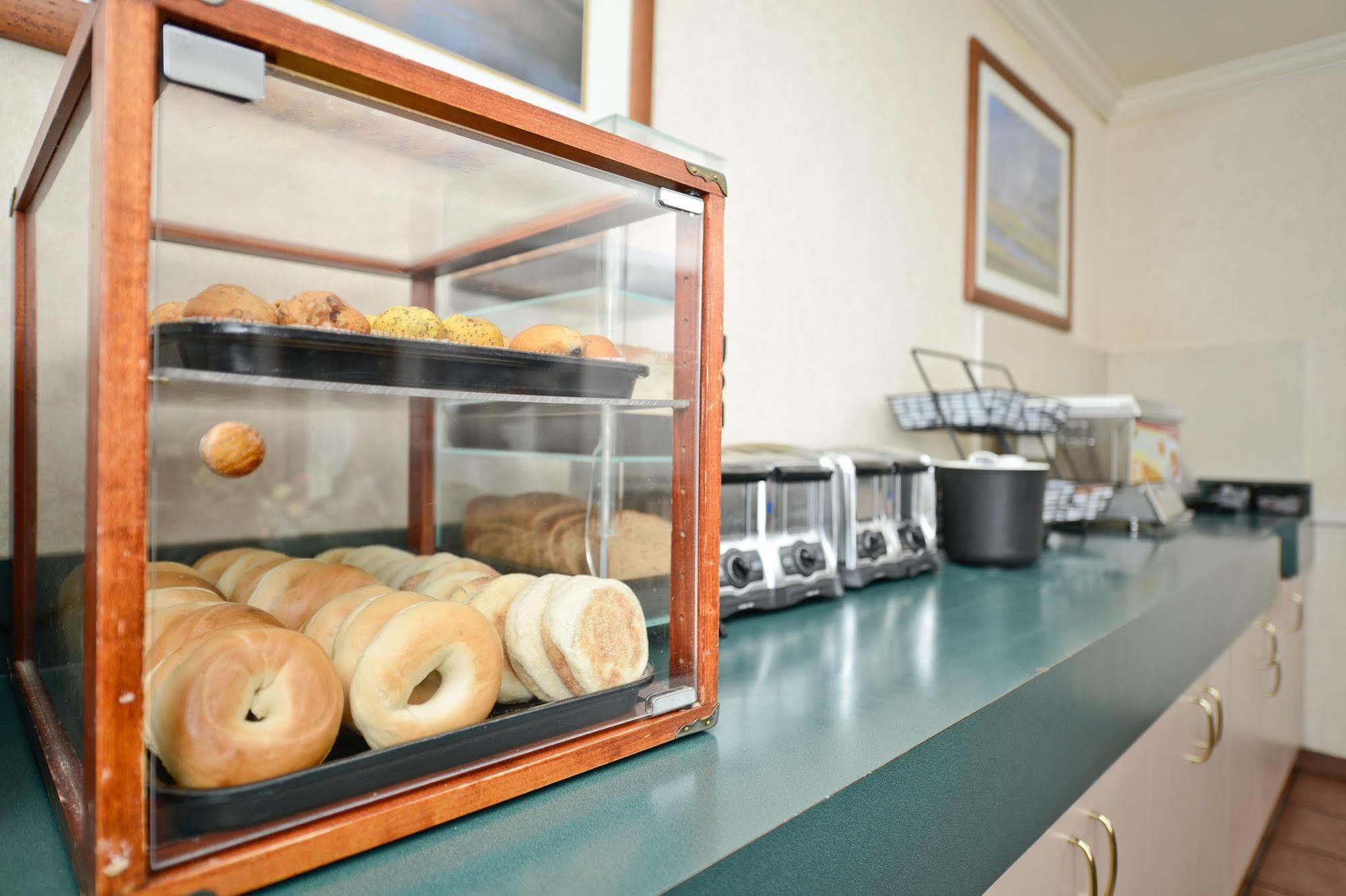 Clubhouse Inn Уест Йелоустоун Екстериор снимка