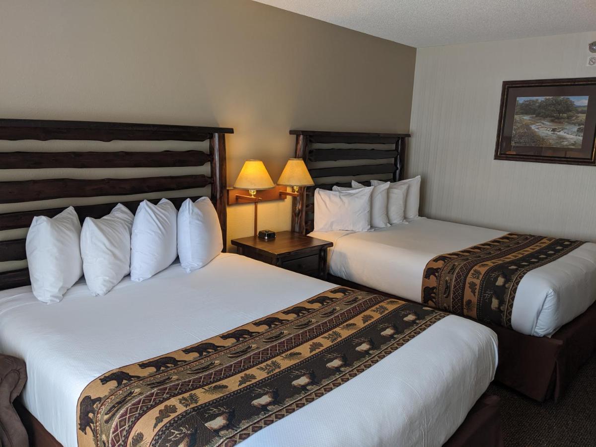 Clubhouse Inn Уест Йелоустоун Екстериор снимка