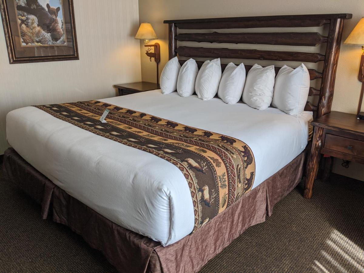 Clubhouse Inn Уест Йелоустоун Екстериор снимка